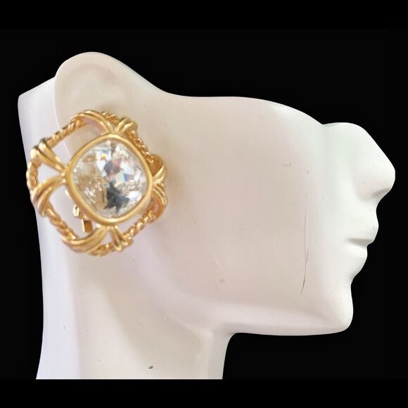 Vintage Swarovski Savvy gold huge crystal clip earrings, new on card - Picture 3 of 11